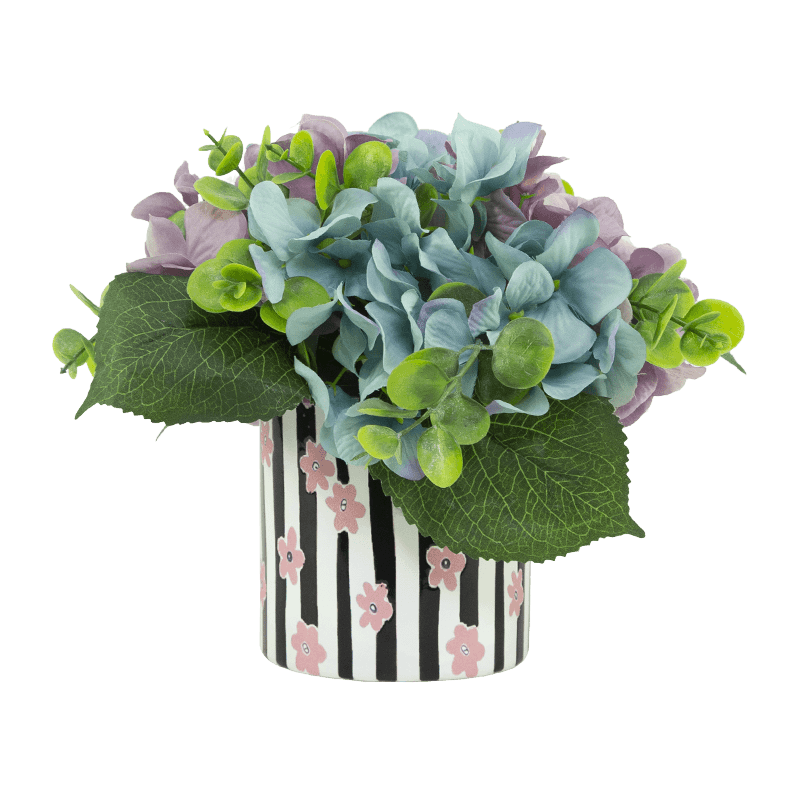 Disposición de hortensias artificiales en maceta cerámica